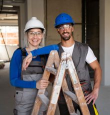 trabajadores-de-la-construccion-de-tiro-medio-con-cascos